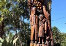 Homenaje familiar: un cordobés talló a sus padres en un árbol y emocionó a todos Homenaje