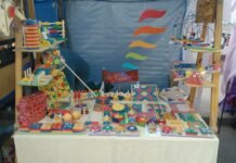 Dejaron sus profesiones para dedicar su vida a fabricar juguetes artesanales e inclusivos