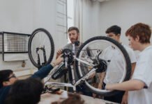 Estudiantes secundarios crean bicicletas eléctricas a partir de bicis en desuso