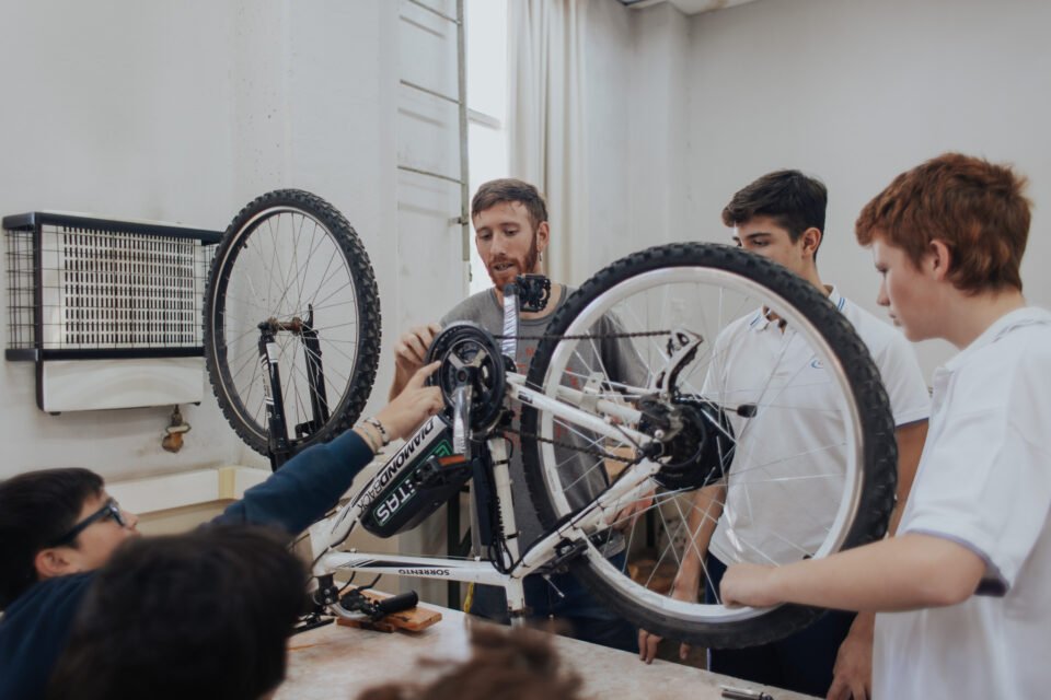 Estudiantes secundarios crean bicicletas eléctricas a partir de bicis en desuso