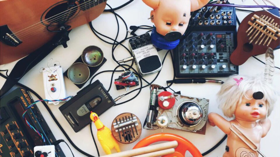 En Córdoba, brindaron un taller gratuito para transformar juguetes en instrumentos