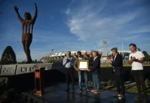 Se inauguró la estatua en homenaje a Mario Alberto kempes