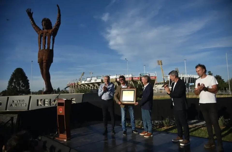 Se inauguró la estatua en homenaje a Mario Alberto kempes