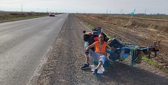 Un cordobés viaja con una carretilla hasta Chubut para ver el espectáculo de las ballenas