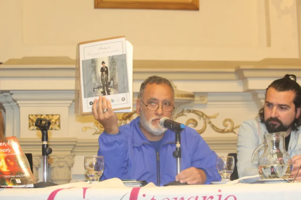 Es escritor, un ACV le cambió la vida y hoy lleva adelante un proyecto de inclusión
