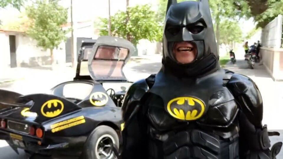 El Batman solidario cordobés recolecta televisores para donar al hospital de niños