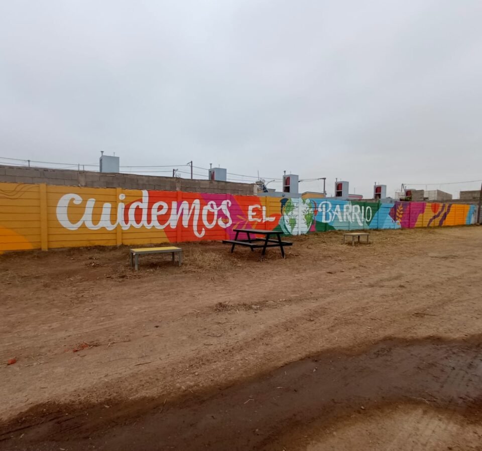 Hacé Pintar restauró un mural en barrio Hogar Clase Media