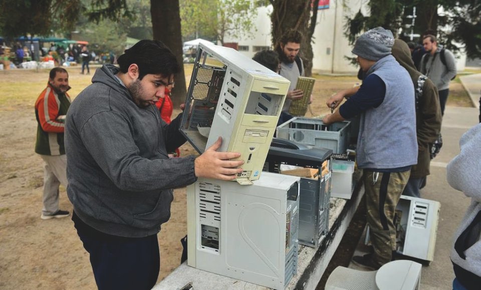 Los Cybercirujas continúan su lucha contra la obsolescencia y el consumismo