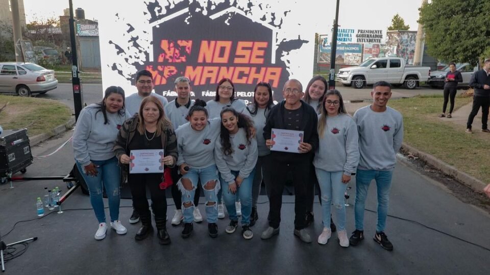 “No se Mancha”: la fábrica de pelotas de fútbol que convirtió el espacio de un basural en puestos de trabajo
