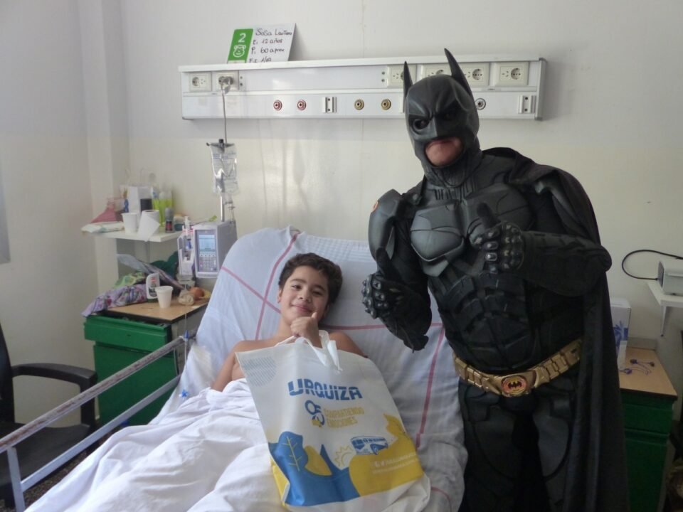 El Batman solidario cordobés entregará la primer tanta de Televisores al Hospital de Niños