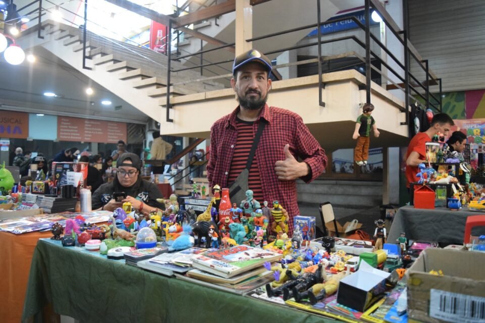 Vive en B° Villa Cabrera y colecciona figuras de superhéroes y personajes