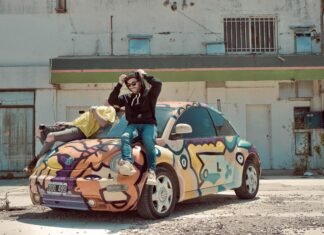 Un new beetle 2000 con todo el arte del chuavevo