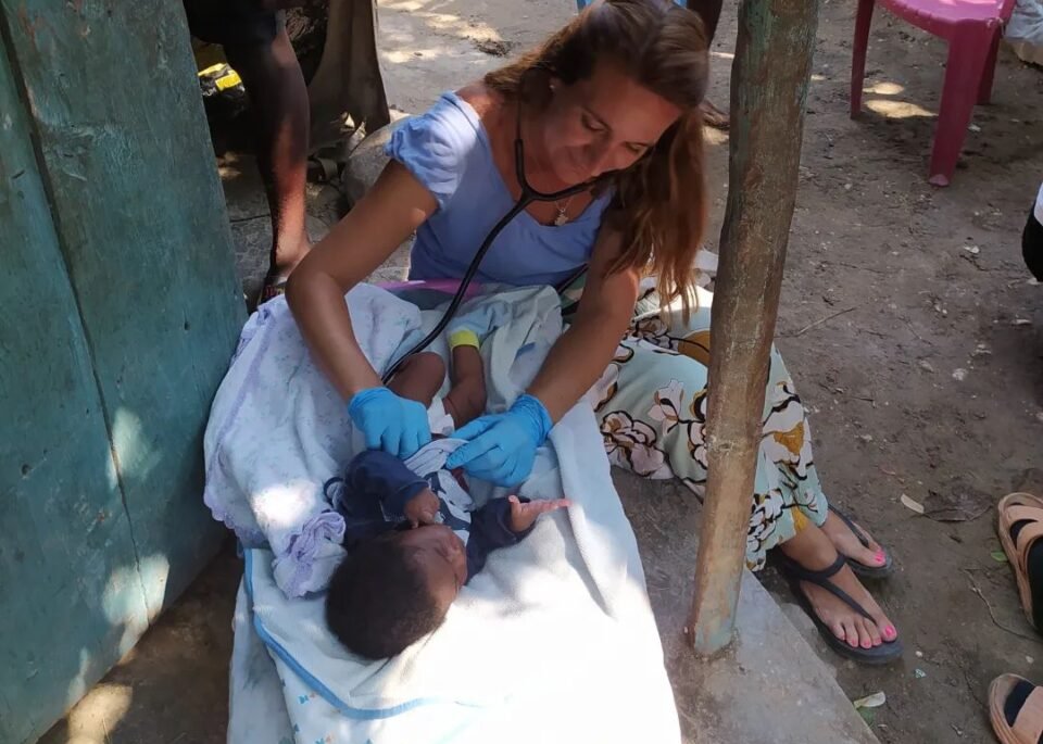 Fue casco azul, adoptó a su hija en Haití y cofundó un Hospital ambulante en Córdoba