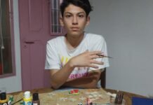 Tiene 14 años y vende sus artesanías para pagar el viaje de egresados a Italia