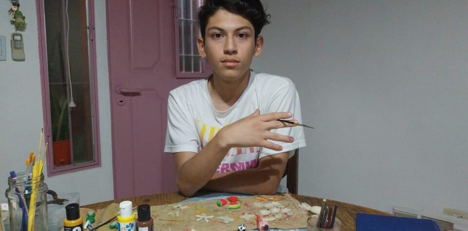 Tiene 14 años y vende sus artesanías para pagar el viaje de egresados a Italia