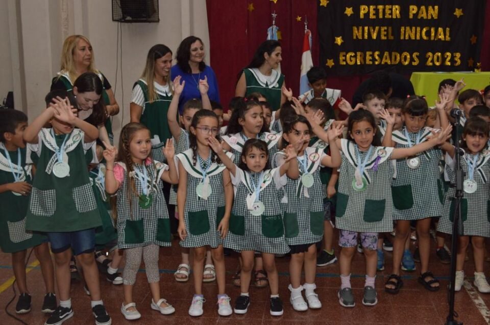 Egresados del Jardín de Infantes “Peter Pan” recibieron medallas recicladas de la Economía Circular
