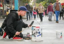 Rami, el percusionista que hace música con elementos reciclados