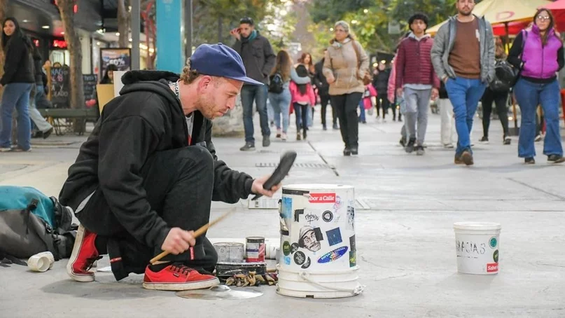 Rami, el percusionista que hace música con elementos reciclados