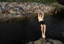 A sus 79 años, el “abuelo clavadista” volvió a hacer un salto extremo en Córdoba