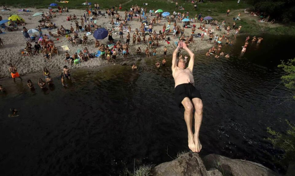 A sus 79 años, el “abuelo clavadista” volvió a hacer un salto extremo en Córdoba
