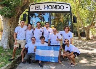 Un grupo de amigos compró un colectivo para modificarlo y viajar por todo el país