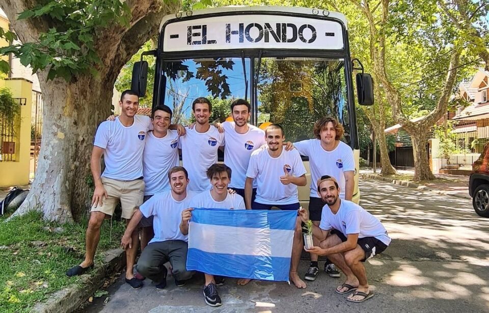 Un grupo de amigos compró un colectivo para modificarlo y viajar por todo el país