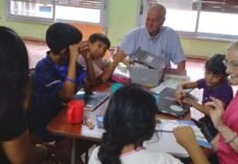 A sus 80 años, brinda apoyo escolar en la Fundación Un Litro de Leche por Mes