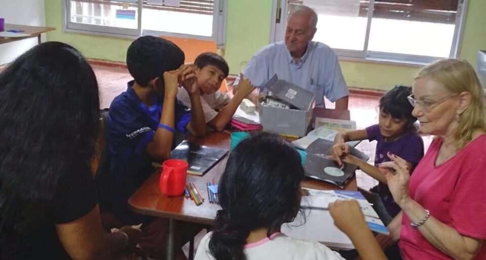 A sus 80 años, brinda apoyo escolar en la Fundación Un Litro de Leche por Mes