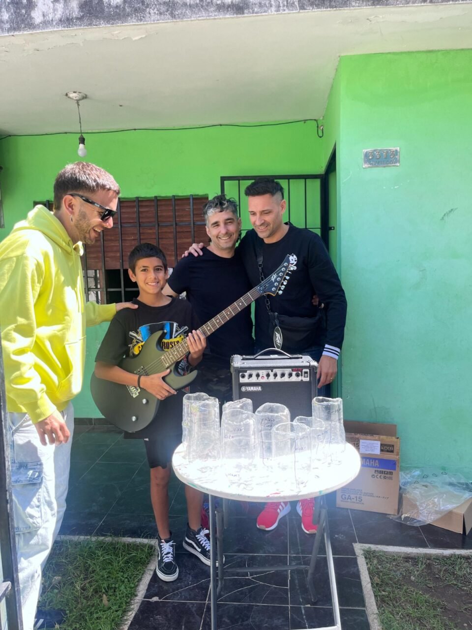 Un adolescente produce y vende vasos de fernet para formar una banda de rock