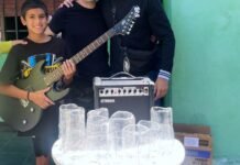 Un adolescente produce y vende vasos de fernet para formar una banda de rock