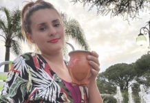 Mayra Pérez: La tiktokera cordobesa viral por sus frases estampadas en remeras y tazas