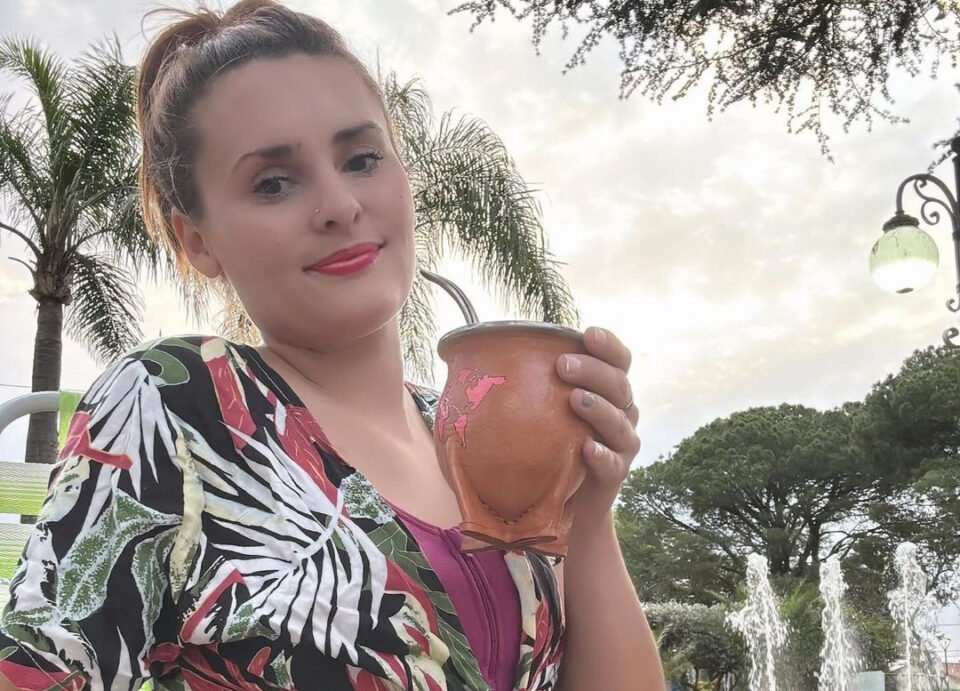 Mayra Pérez: La tiktokera cordobesa viral por sus frases estampadas en remeras y tazas