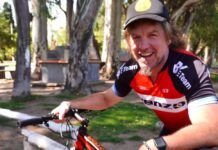 Es de Arroyito y recorre en bicicleta los pueblos abandonados de Córdoba