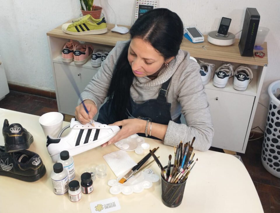 Restauración de Zapatillas: El Arte de “Chiky” en su Clínica de Sneakers