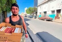 Es Naranjita y además de cuidar autos, vende libros en la calle para ganarse la vida