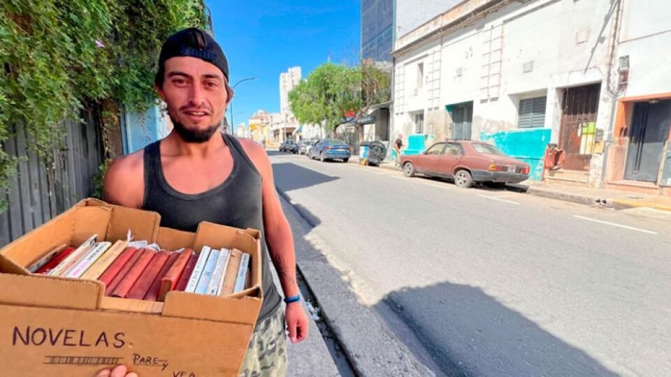 Es Naranjita y además de cuidar autos, vende libros en la calle para ganarse la vida