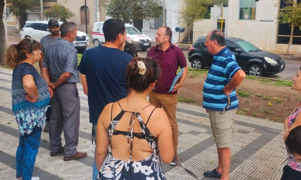 En B° San Martín, vecinos y comerciantes reclaman por el estado de abandono de sus espacios públicos