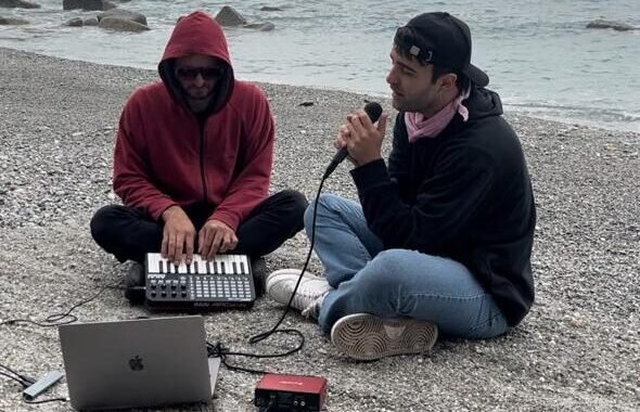 Dos cordobeses hicieron una versión de “Amor Clasificado” y son furor en Italia
