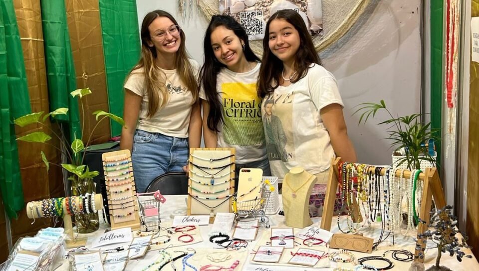 Tres hermanas cordobesas crearon su propio negocio y confeccionan accesorios personalizados