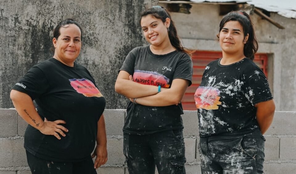 “Mujeres en Obra”: El grupo de constructoras y remodeladoras que rompe barreras y construye sueños