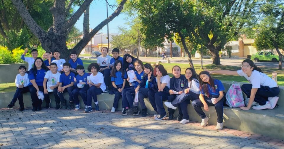 En el Instituto Juvenilia, los alumnos ayudan a prevenir contra el Dengue