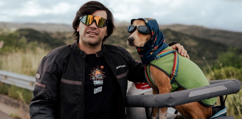 “Cabeza”, el cordobés que recorre Argentina en moto con su perrita entrevistando deportistas olímpicos