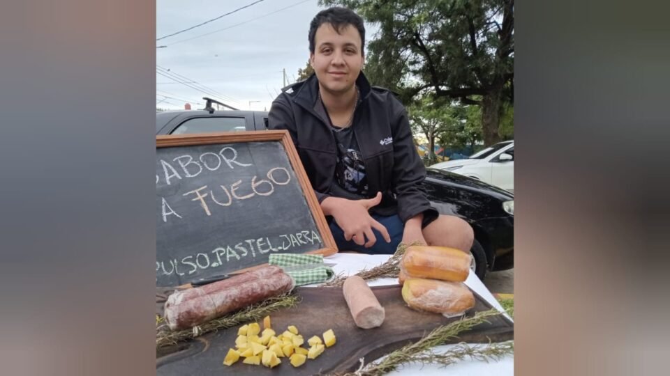Tiziano tiene autismo y celebra el “Día del Trabajador” con su emprendimiento de ahumados caseros