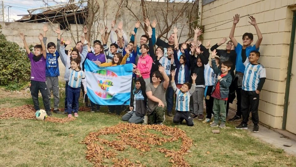 A puro “Arte Efímero”, Rafa Celiz y sus alumnos se anticiparon al Día de la Bandera y a la Copa América