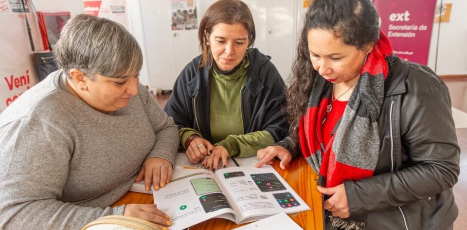 Desarrollan un manual gratuito de alfabetización digital para personas adultas mayores