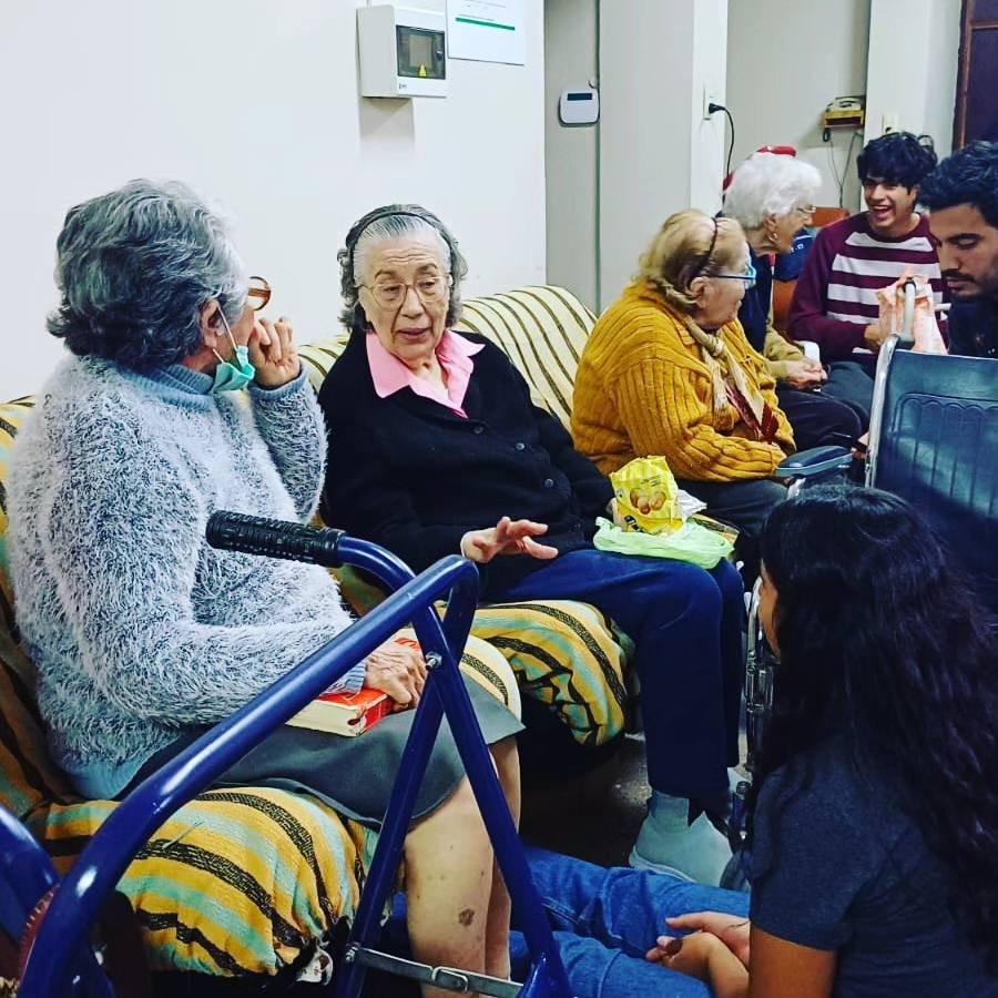 Con la ayuda de voluntarios se mejoran las instalaciones del Hogar Madre Leonia de B° Poeta Lugones