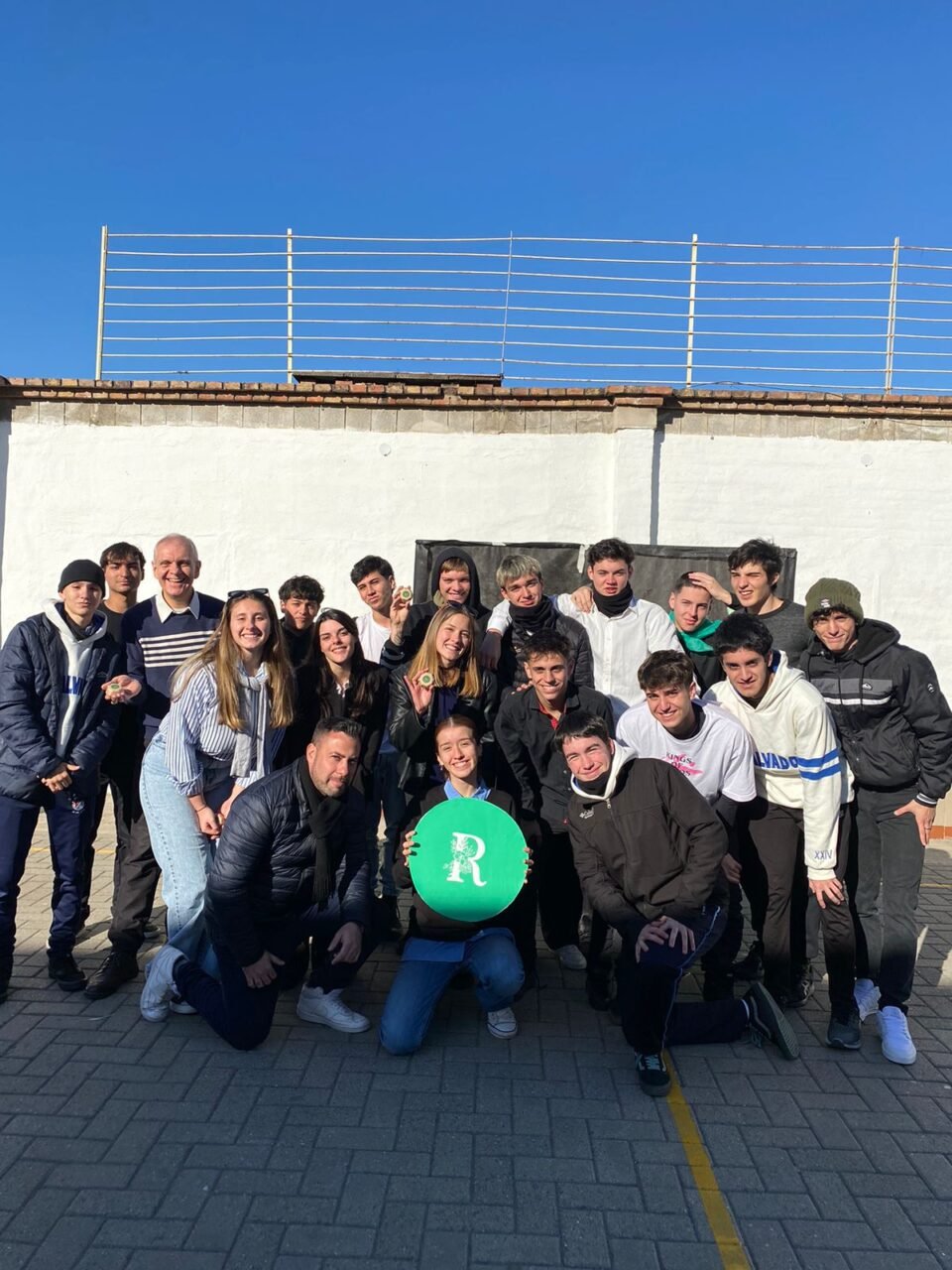 Alumnos de El Salvador presentaron su microemprendimiento de cosmética sustentable