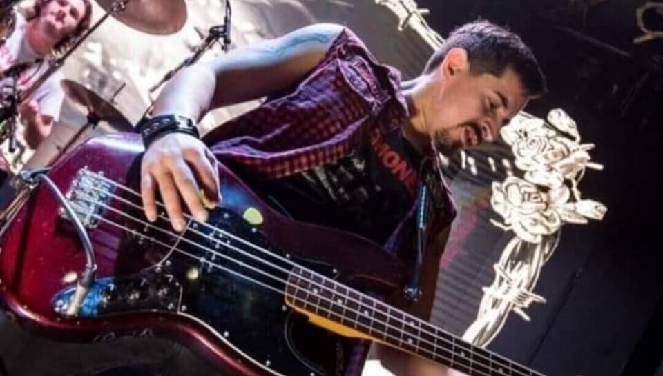 Es de B° Las Margaritas y forma parte de la banda tributo a los “Guns N’ Roses