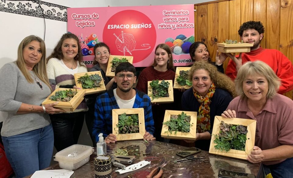 Clases para aprender a tejer muñecas y otras actividades en B° Poeta Lugones