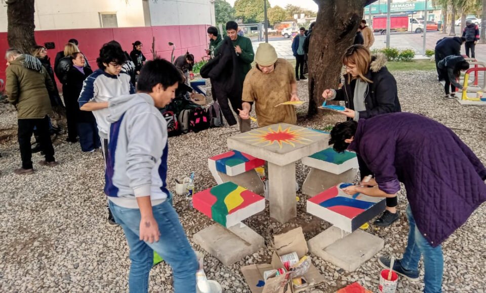 Alumnos del IPEM N°°198 de B° Poeta Lugones pintaron el parador del ciclista